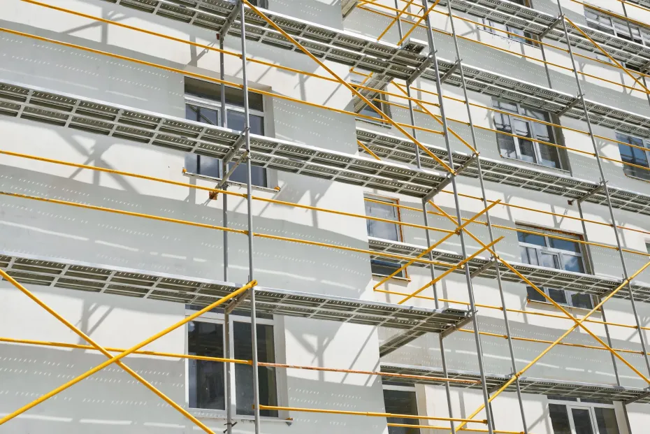 Un edificio en construcción con andamios a su alrededor.
