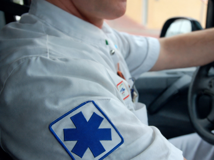 Un homme de dos qui conduit un véhicule.