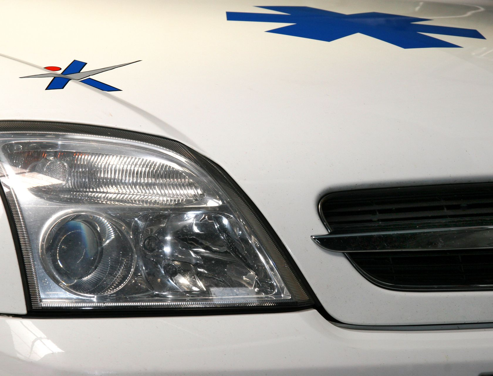 Le capot et le phare d'un VSL.