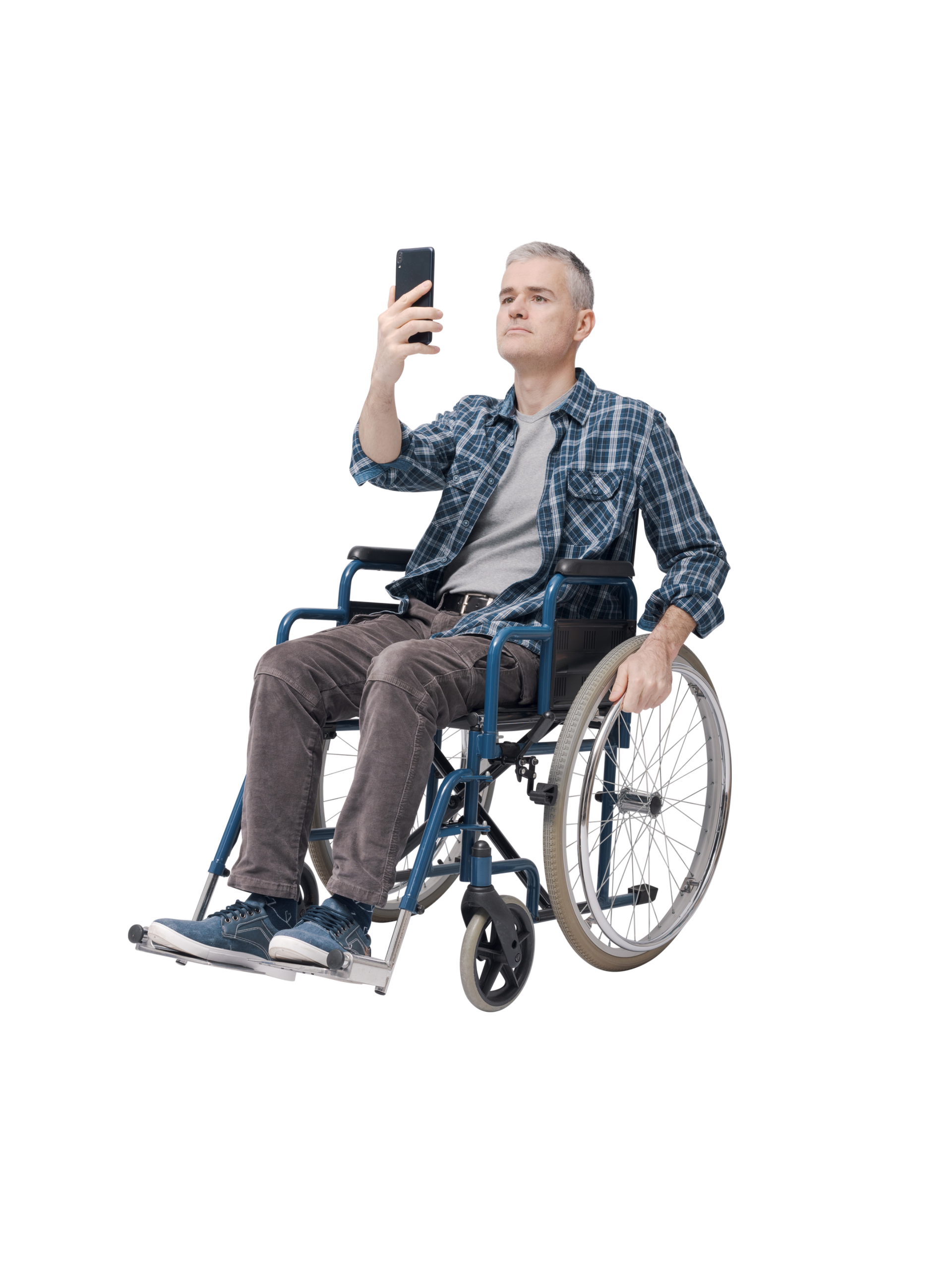 Un homme dans un fauteul roulant qui regarde son téléphone.