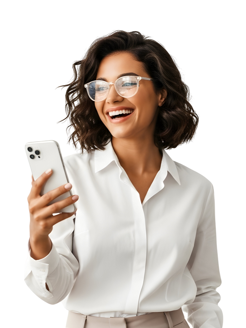 Une femme brune souriant avec son telephone dans la main.