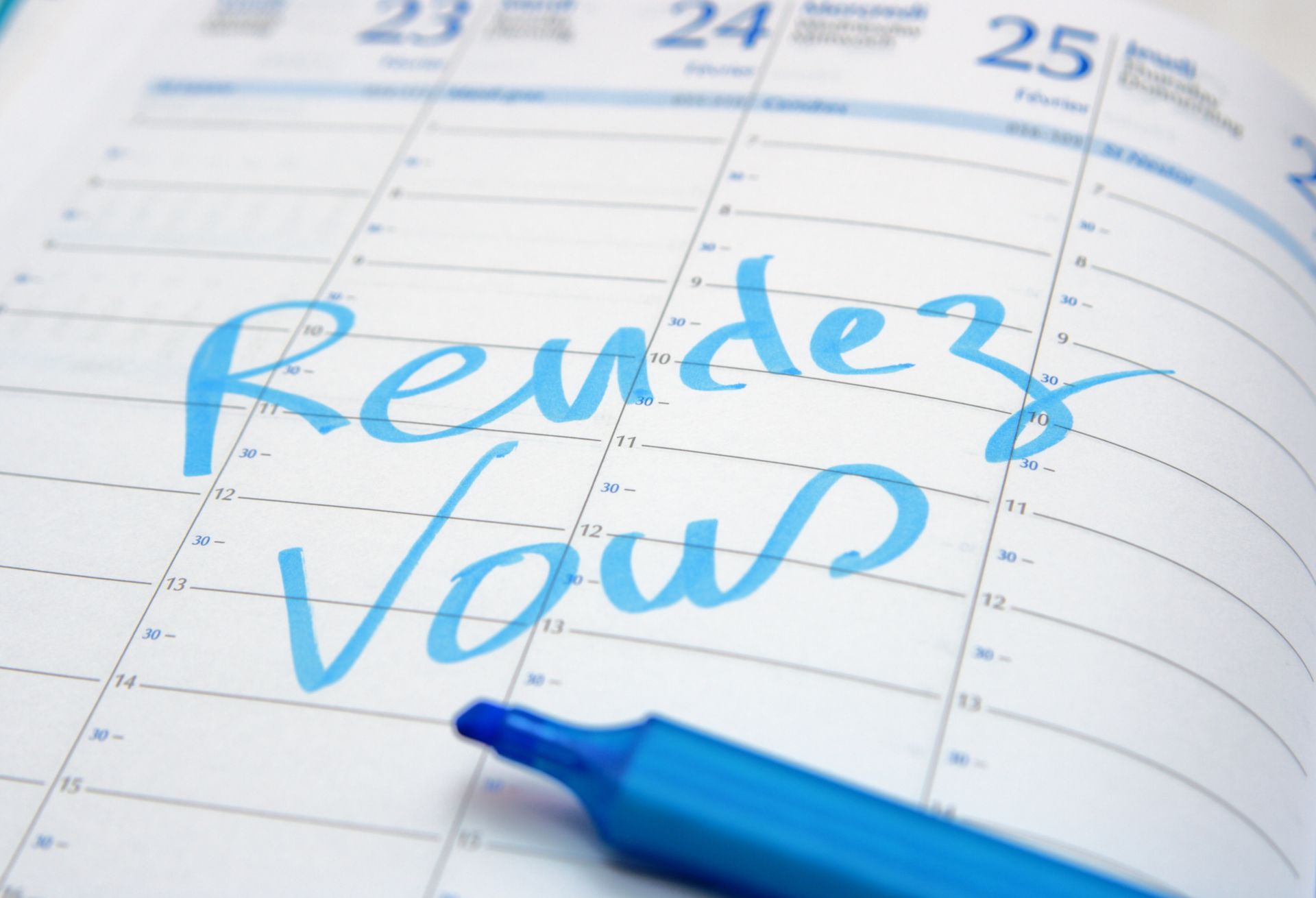 Un agenda avec un rendez-vous noté.