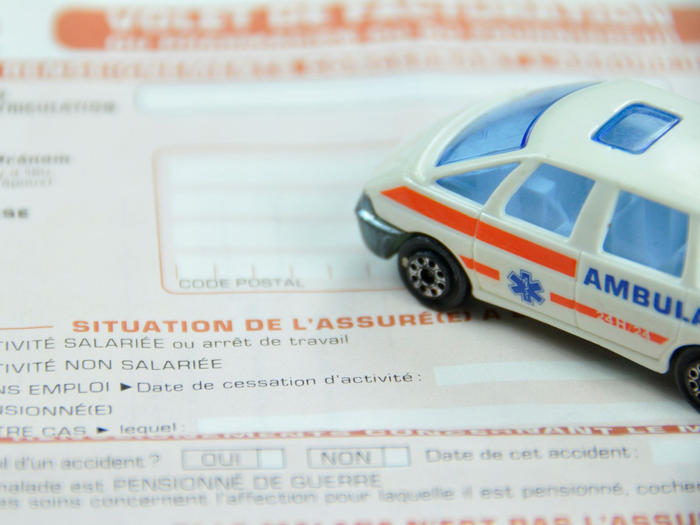 Un papier de soin et une miniambulance, en jouet.