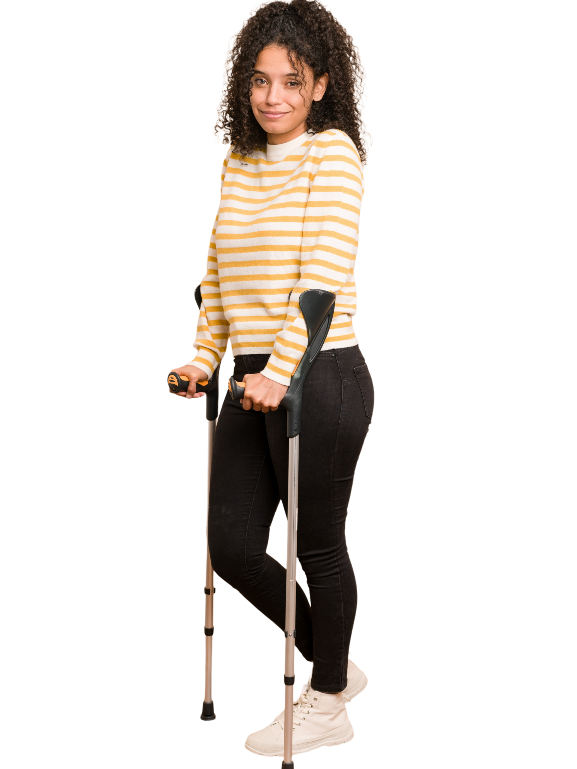 Une femme debout avec des béquilles.