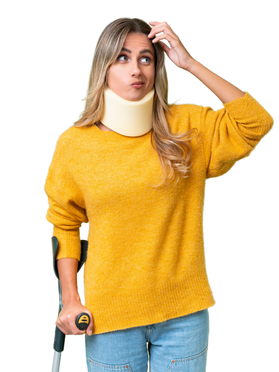 Une femme en béquille et avec une minerve.