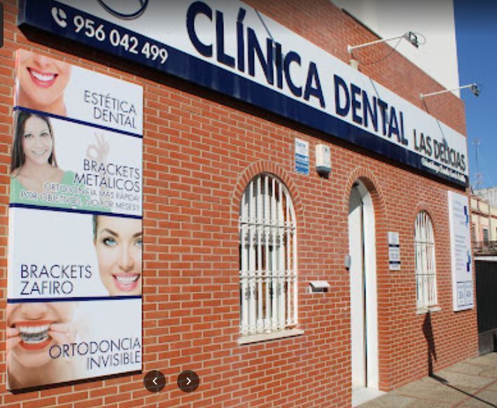 Dos personas están paradas en una acera con las palabras