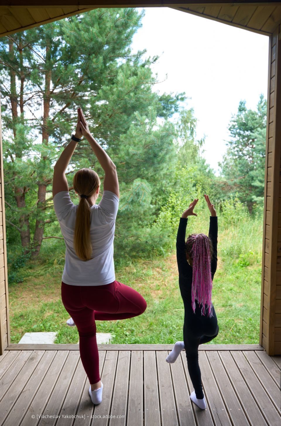 Bild zwei Menschen in Yogapose stehend