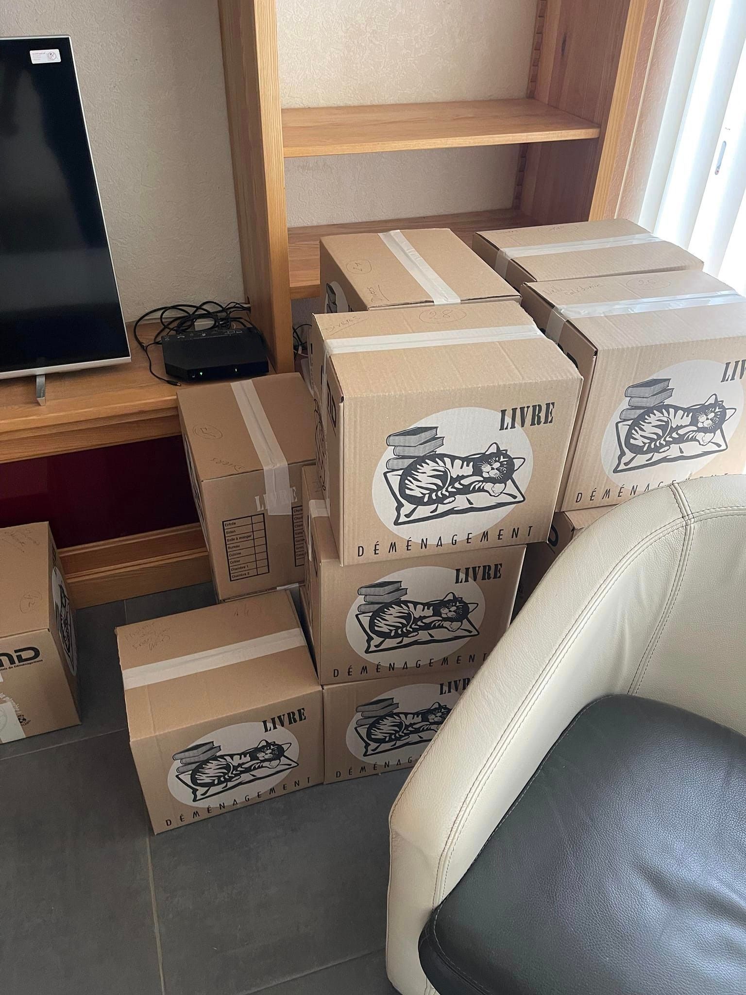 Cartons de déménagement empilés