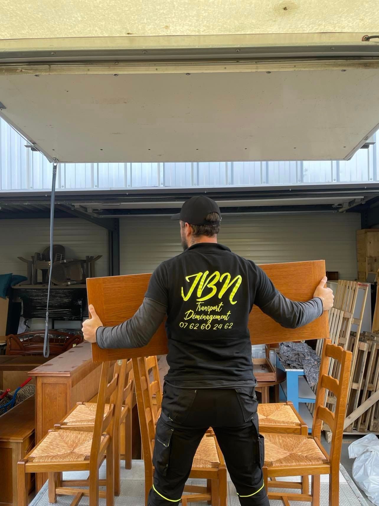 Piles de cartons d'emballage