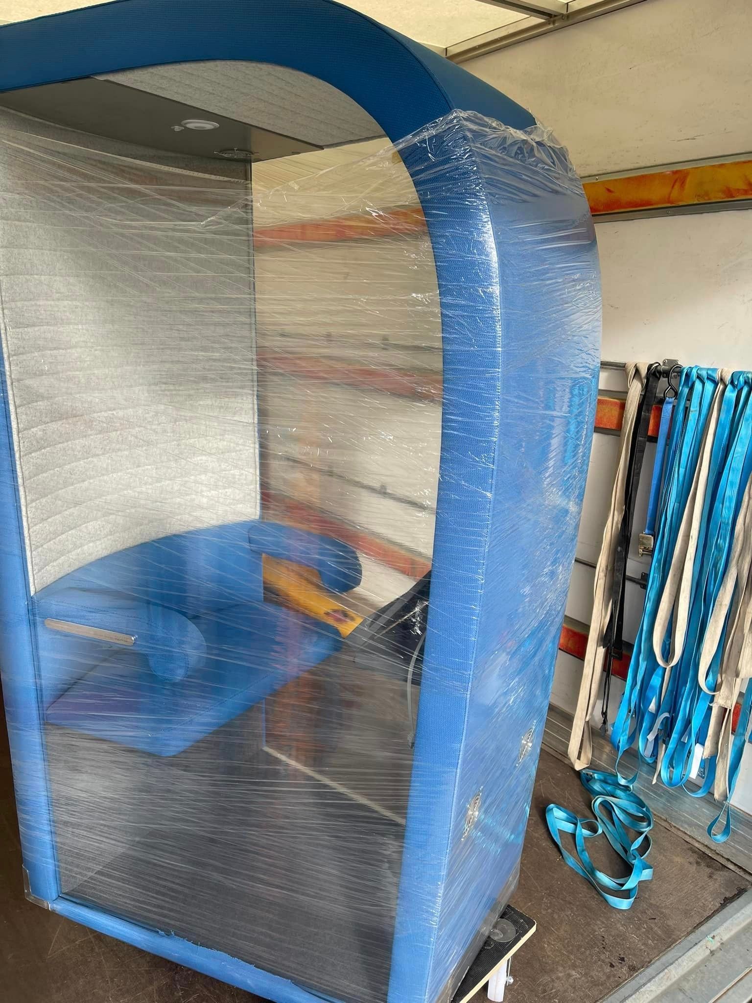 Meubles protégés par une couverture de protection bleue