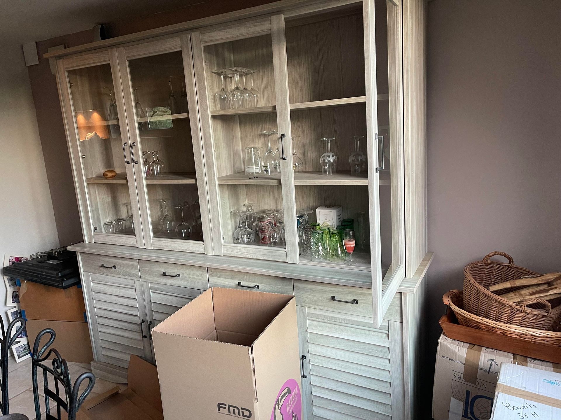 Salon meublé avec un canapé blanc en premier plan