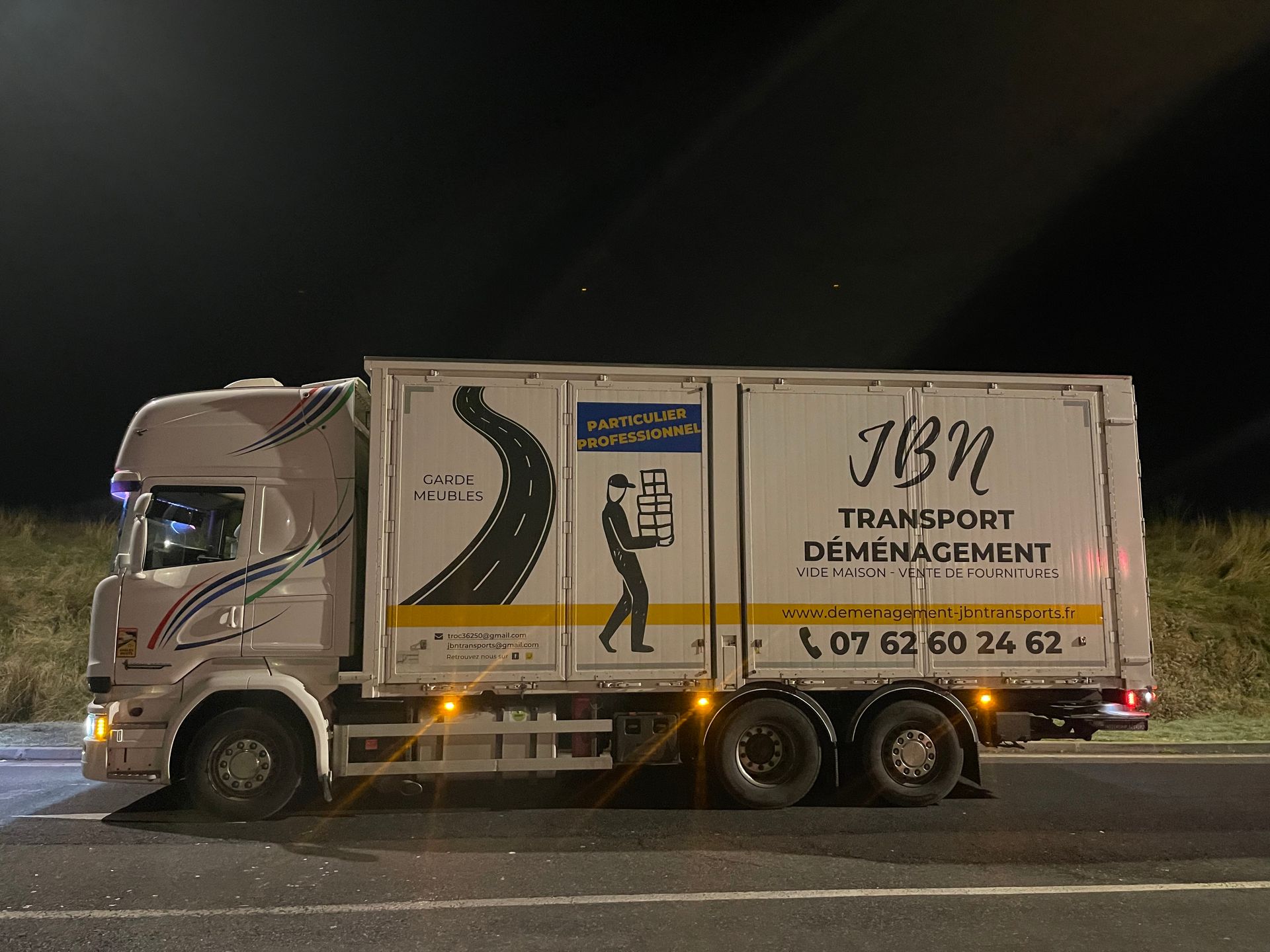 Véhicule de JBN Transport assurant un transport de nuit