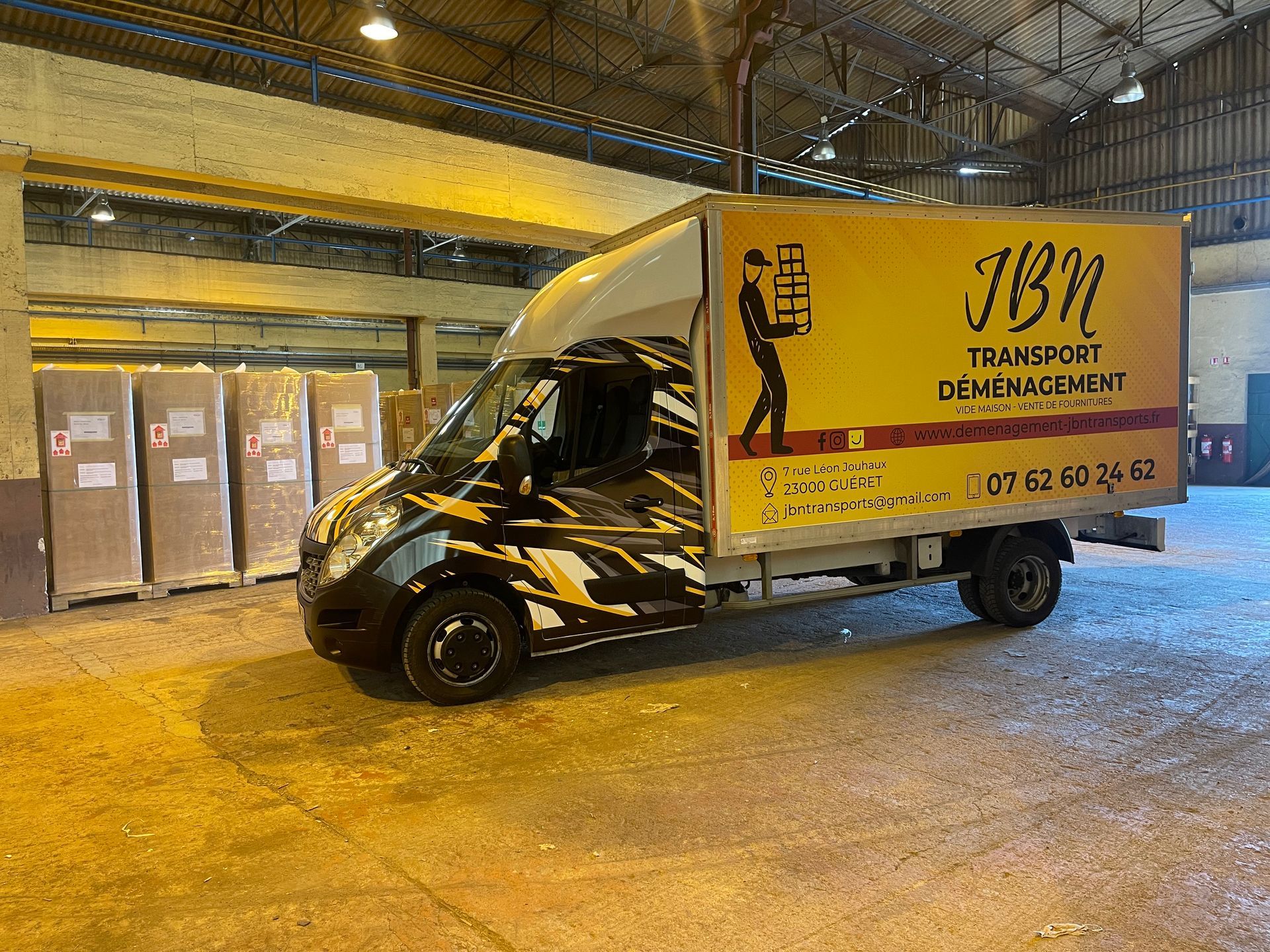 Vue de profil d'un remorqueur JBN Transport la nuit avec les feux de signalement allumés