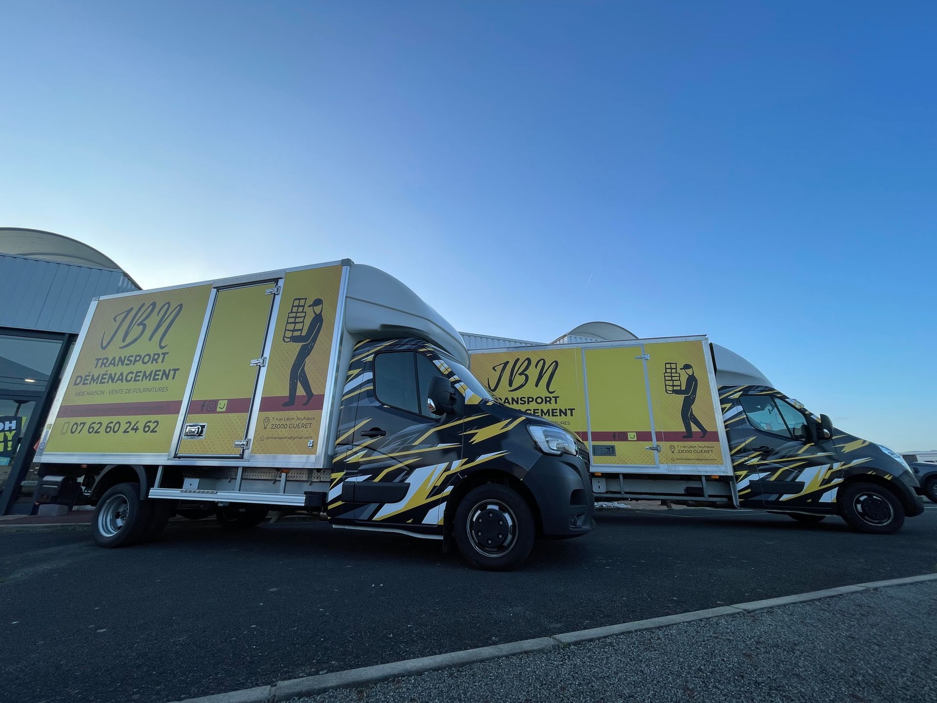 Deux camions jaunes de JBN Transport dos à dos