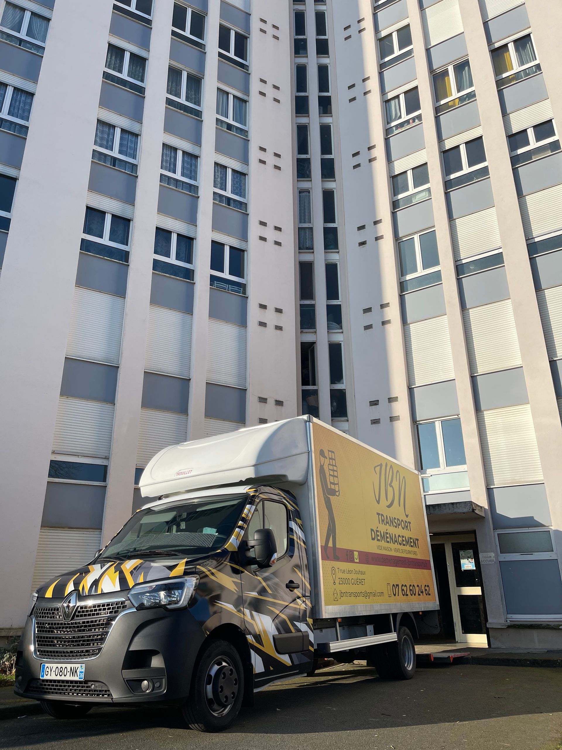 Deux camions de JBN Transport côte à côte