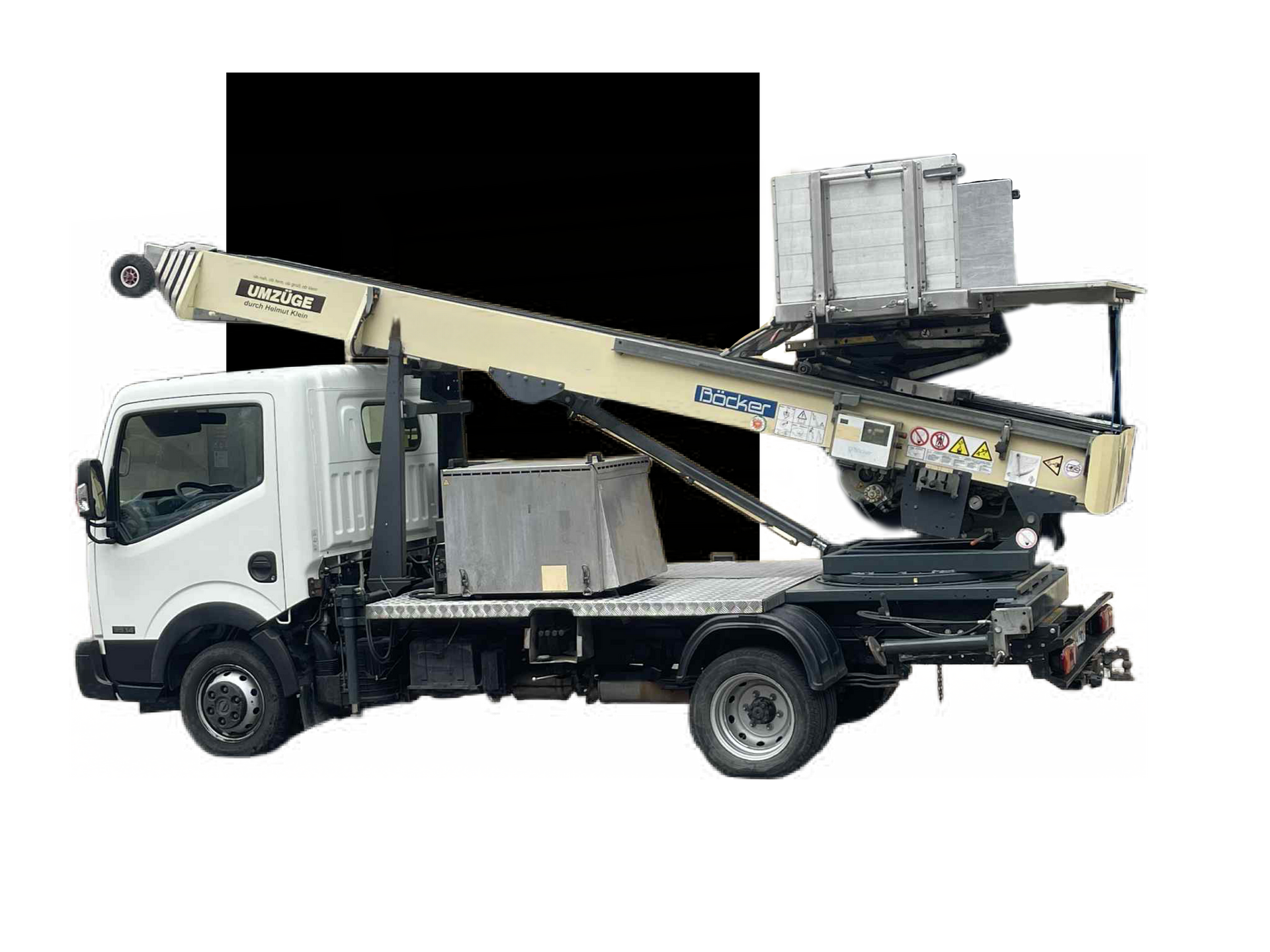 Camion blanc monte-charge avec une plate-forme élévatrice contenant des matériaux.