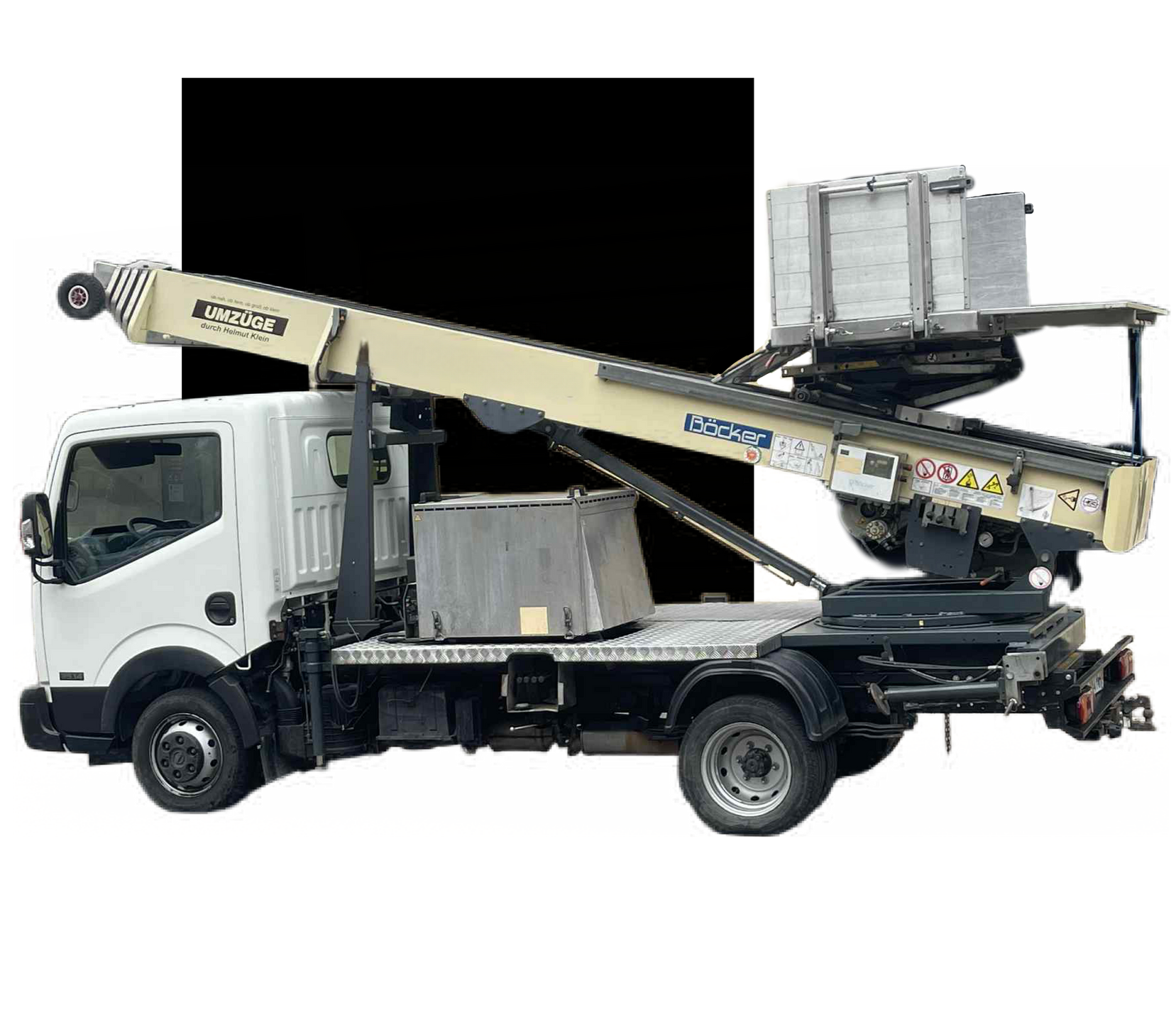 Camion blanc avec élévateur, déplaçant des matériaux de construction.