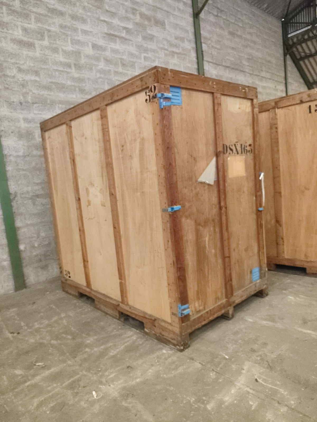 Caisse en bois de stockage sur une palette dans un entrepôt sécurisé.