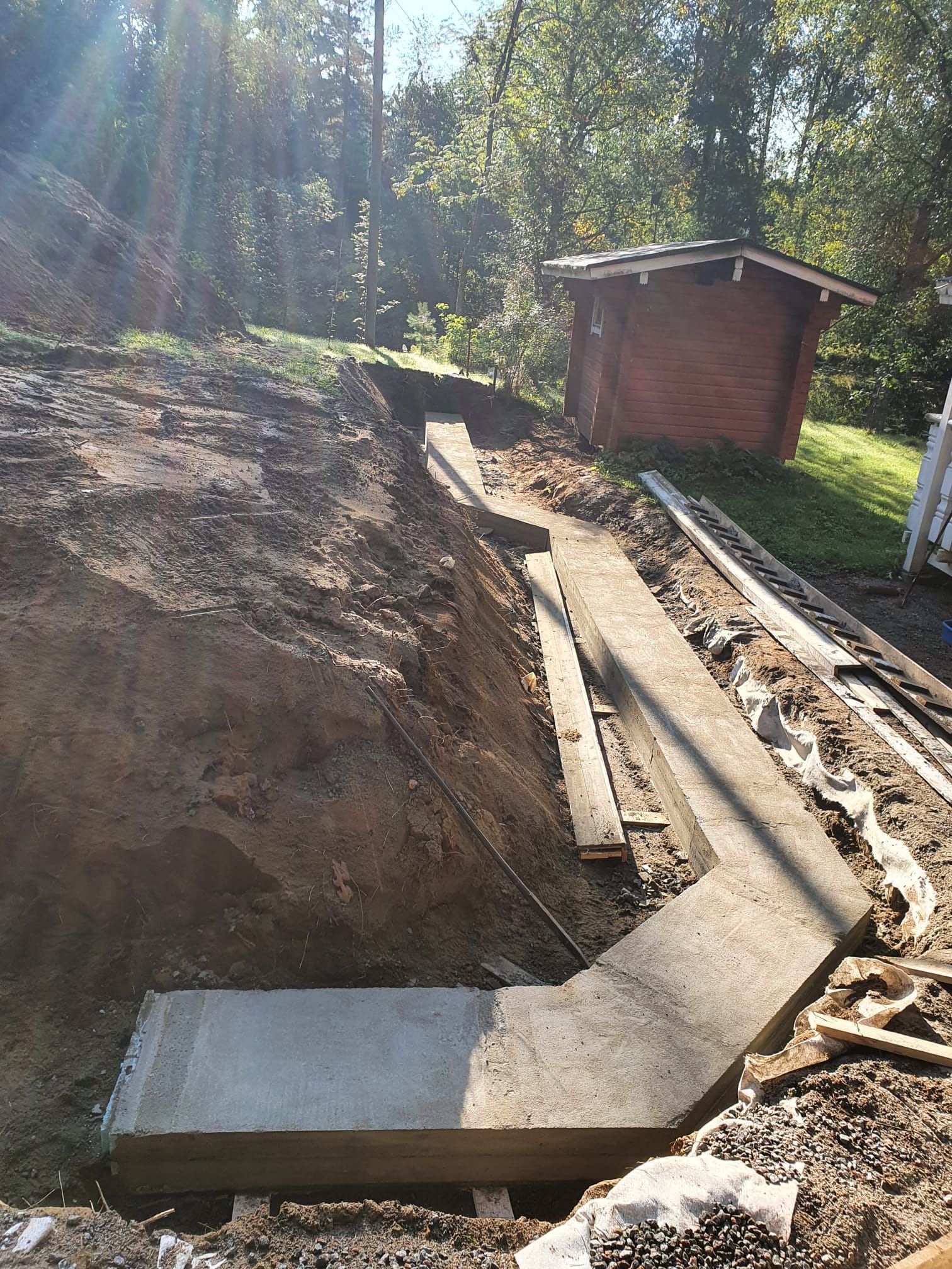 Pohjan teko ja tukimuuri seinälle