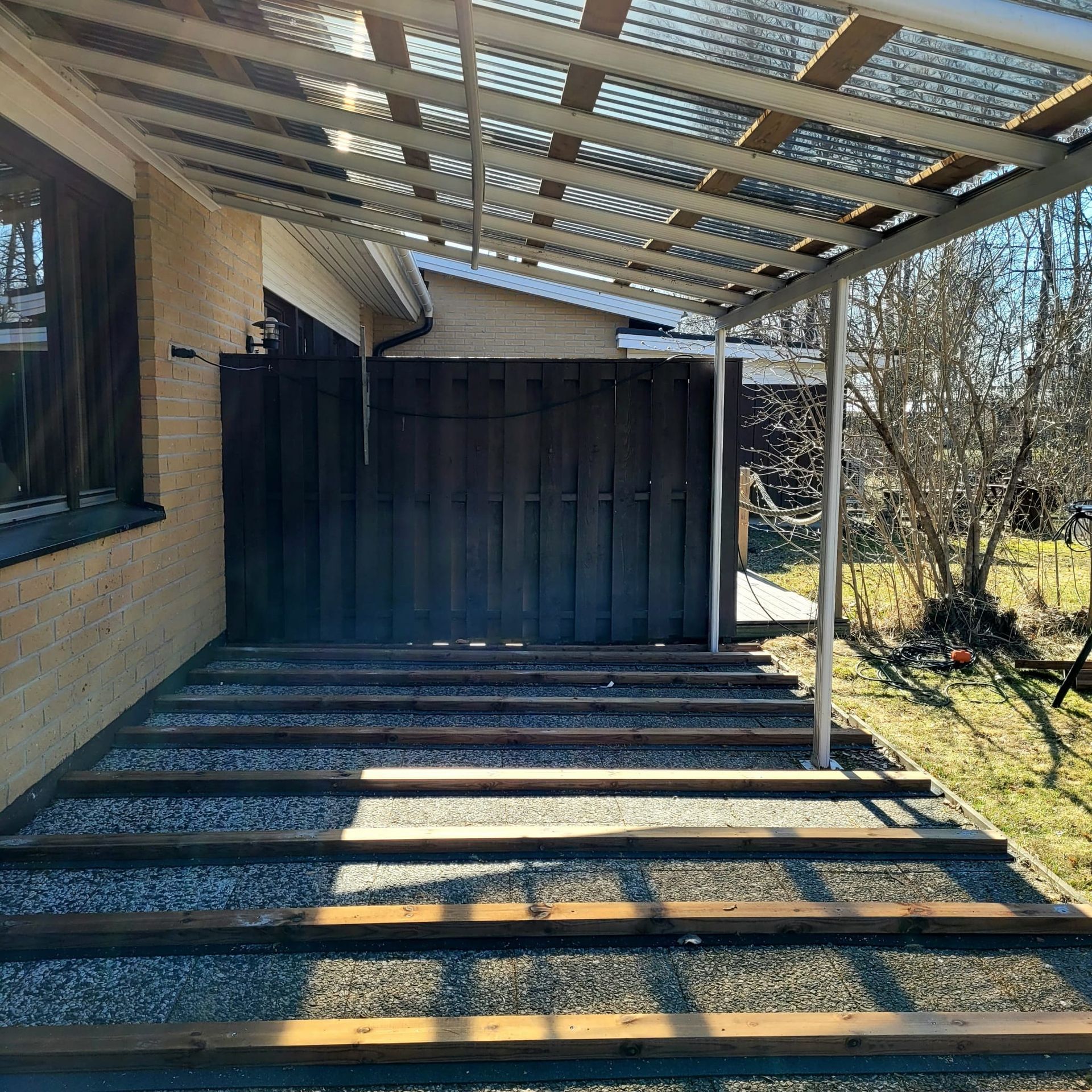 Rivitalon terassin teko ja valokate