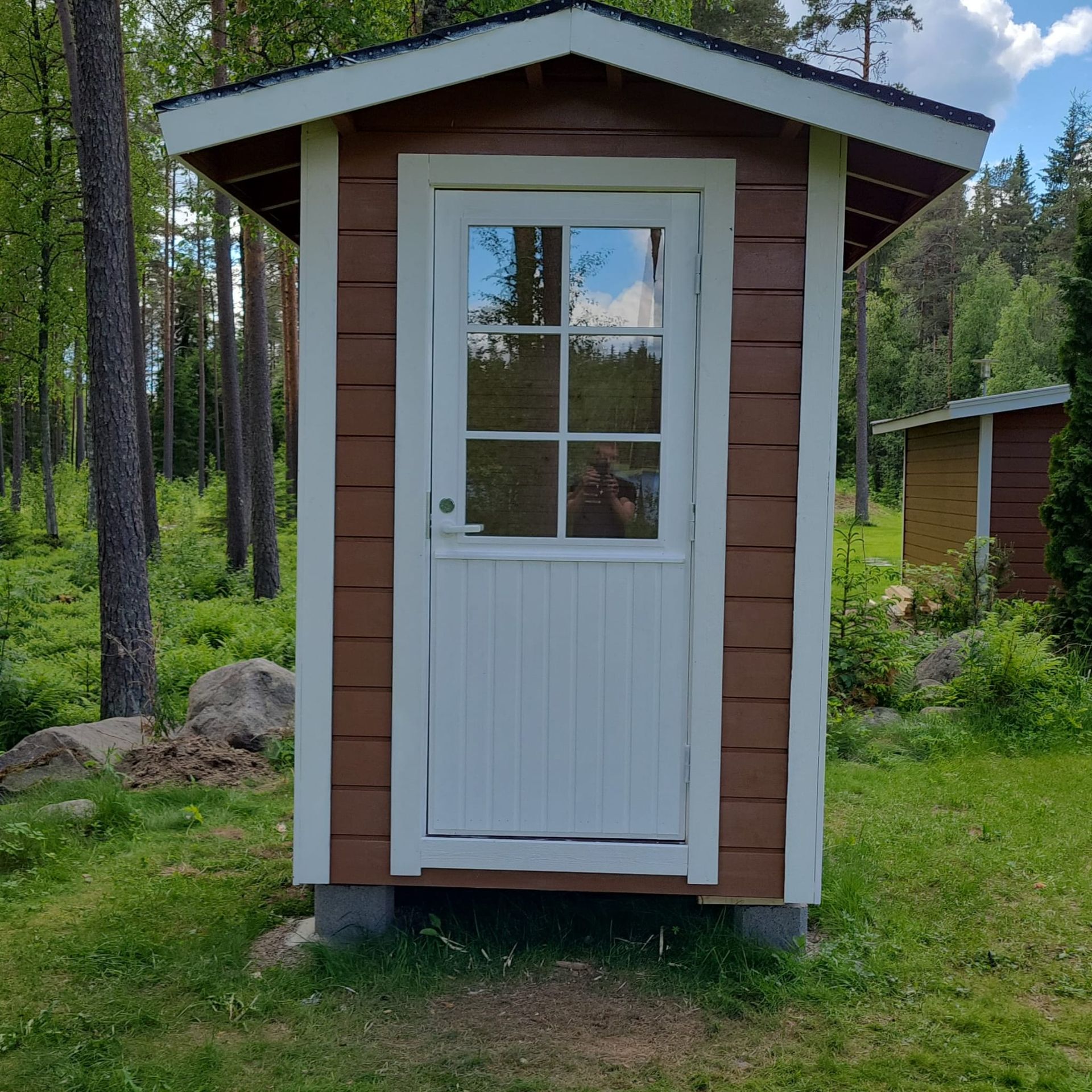 Ulkohuussi rakennus pitkästä tavarasta