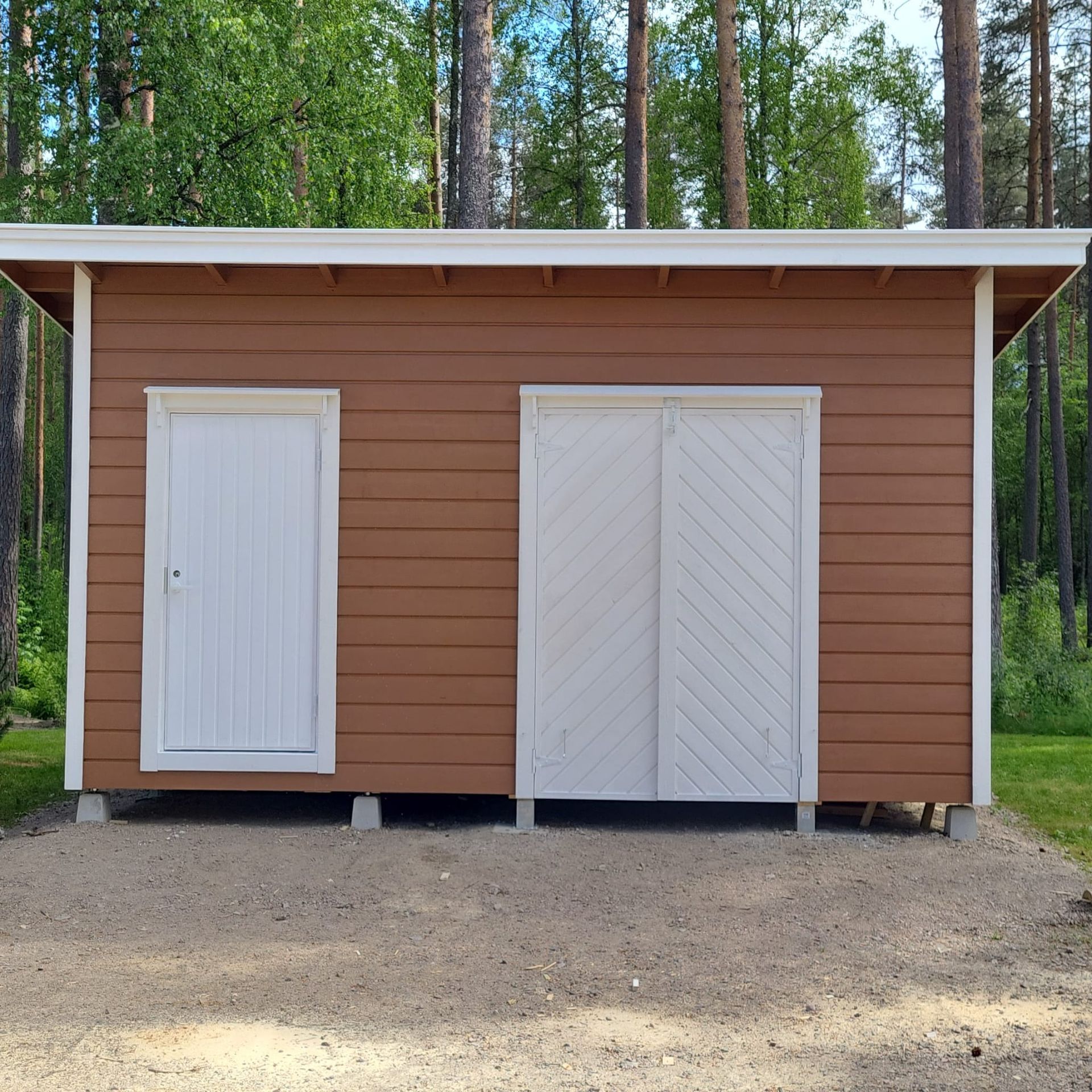 Ulkovaraston rakennus pitkästä tavarasta