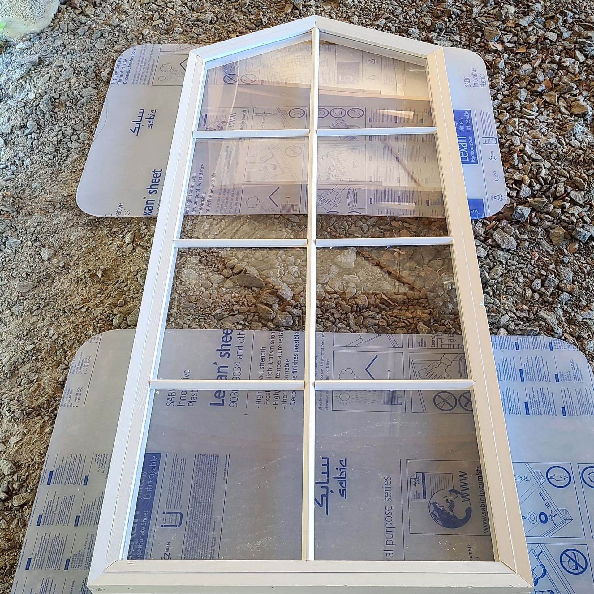 Vanhan ullakon ikkunan teko