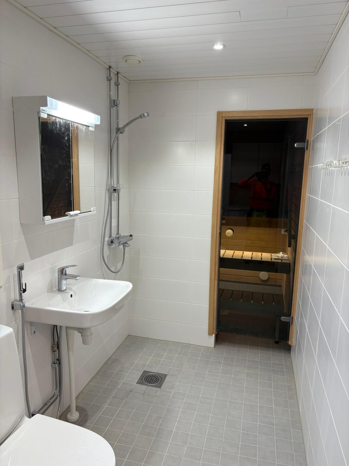 Kylpyhuone, jossa wc, pesuallas ja suihku.