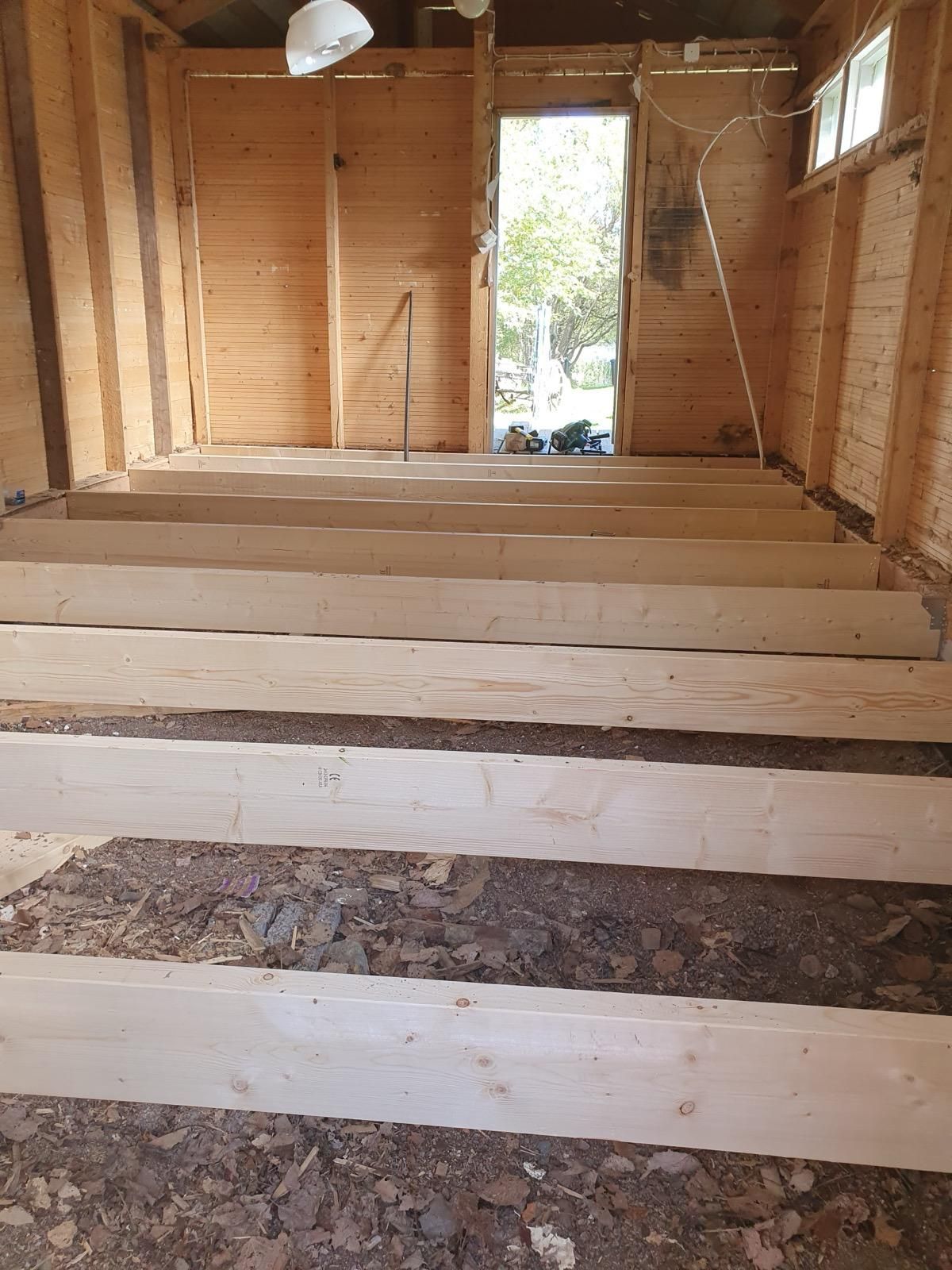 Puurakennuksen lattiaa rakennetaan.