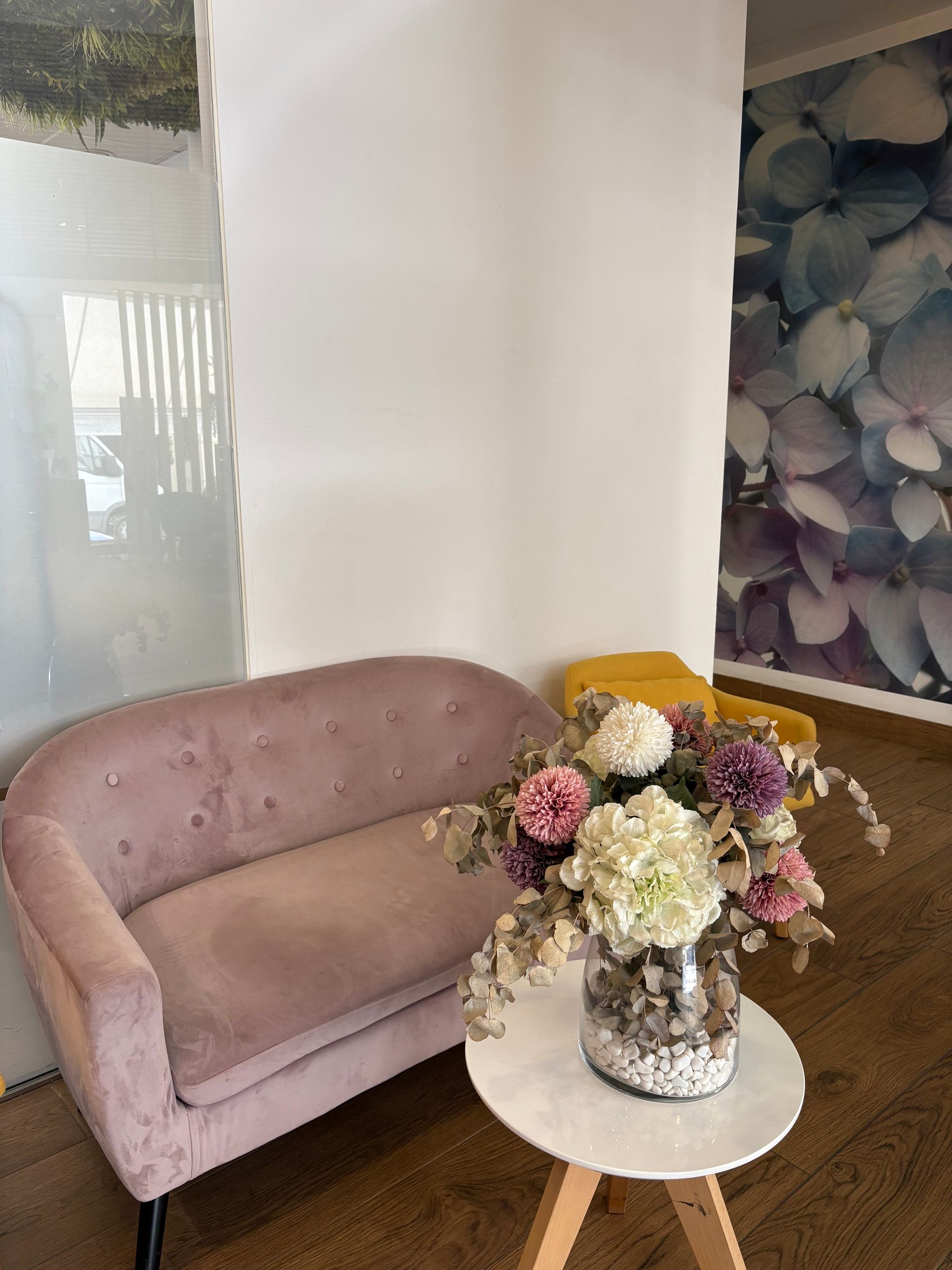 entrada del centro con sofá rosa