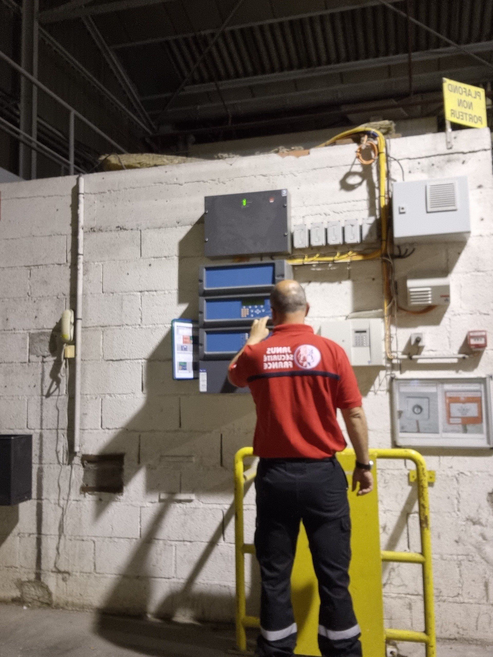 Un agent de protection devant des câbles