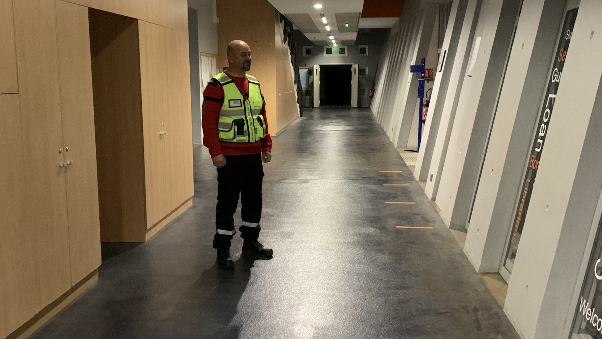 Un agent avec un gilet jaune