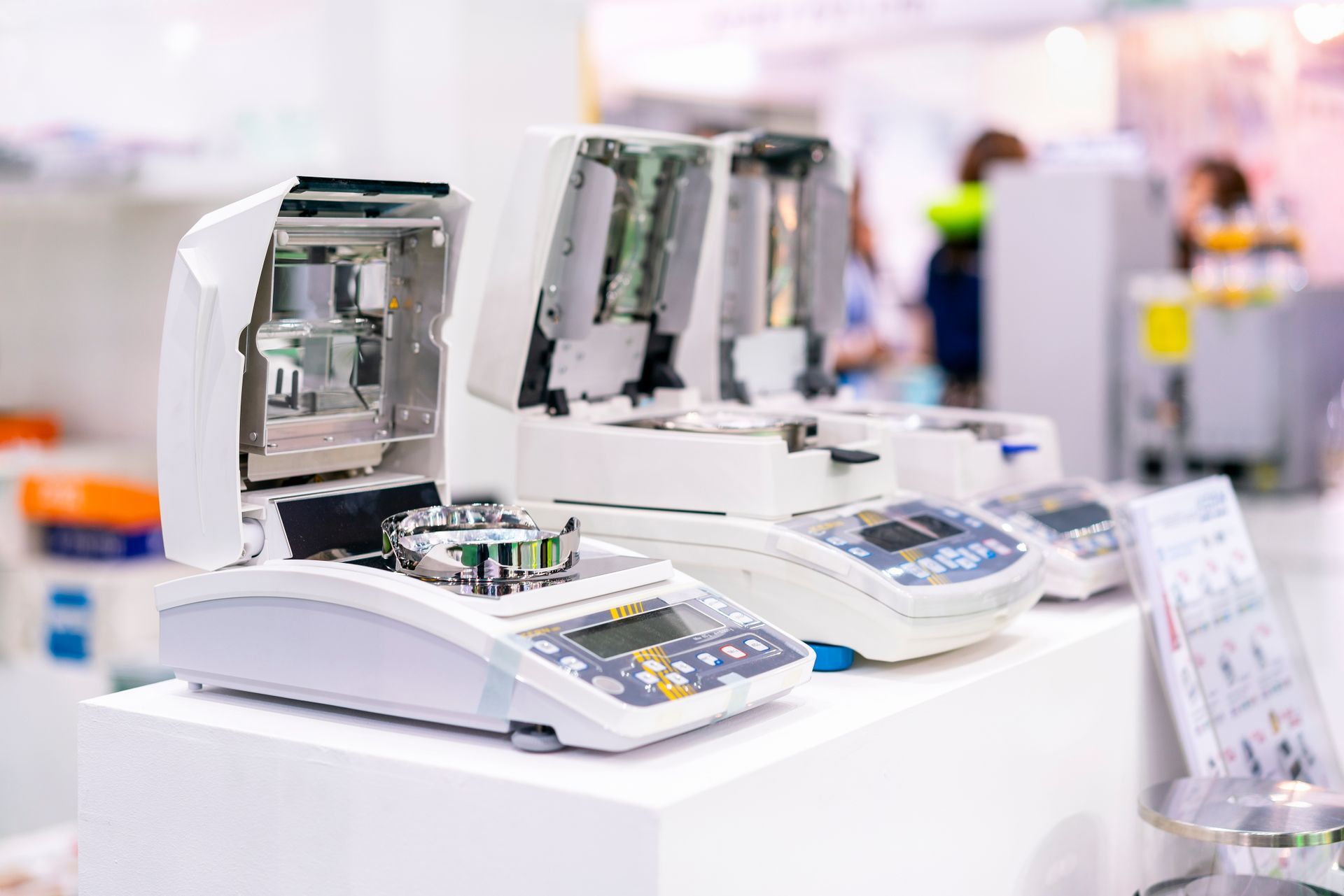 Série de balances avec boîtiers ouverts