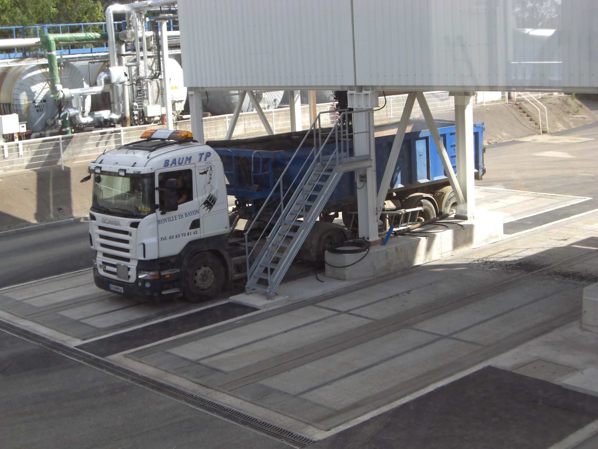 Camion bleu et blanc