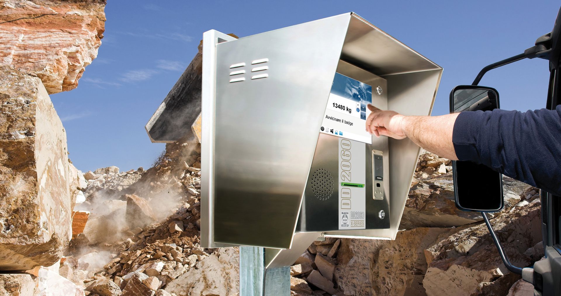 Un homme utilise un dispositif de pesage