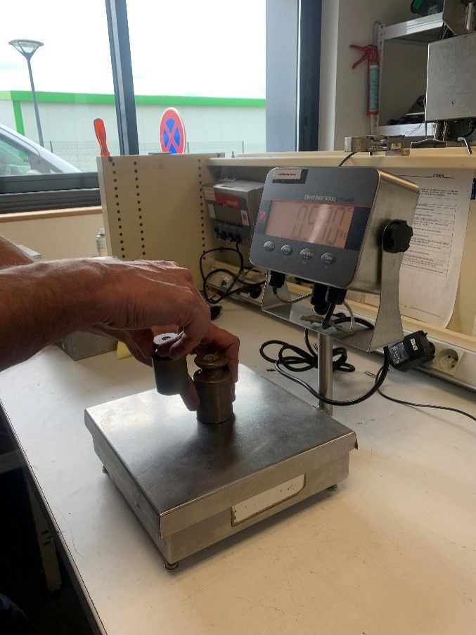 Homme utilise des poids sur une balance