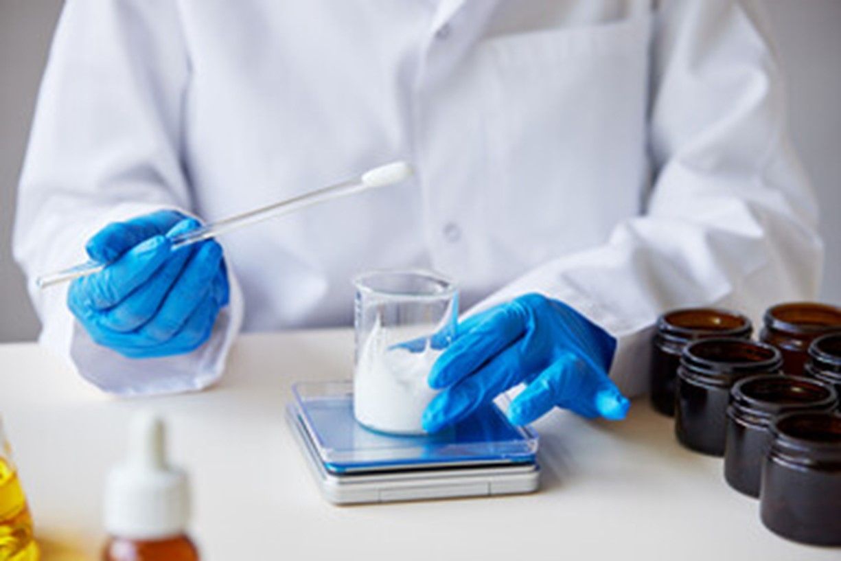 Une personne mesure des médicaments