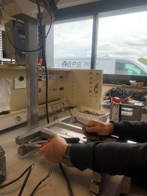 Un homme tient des outils de réparation