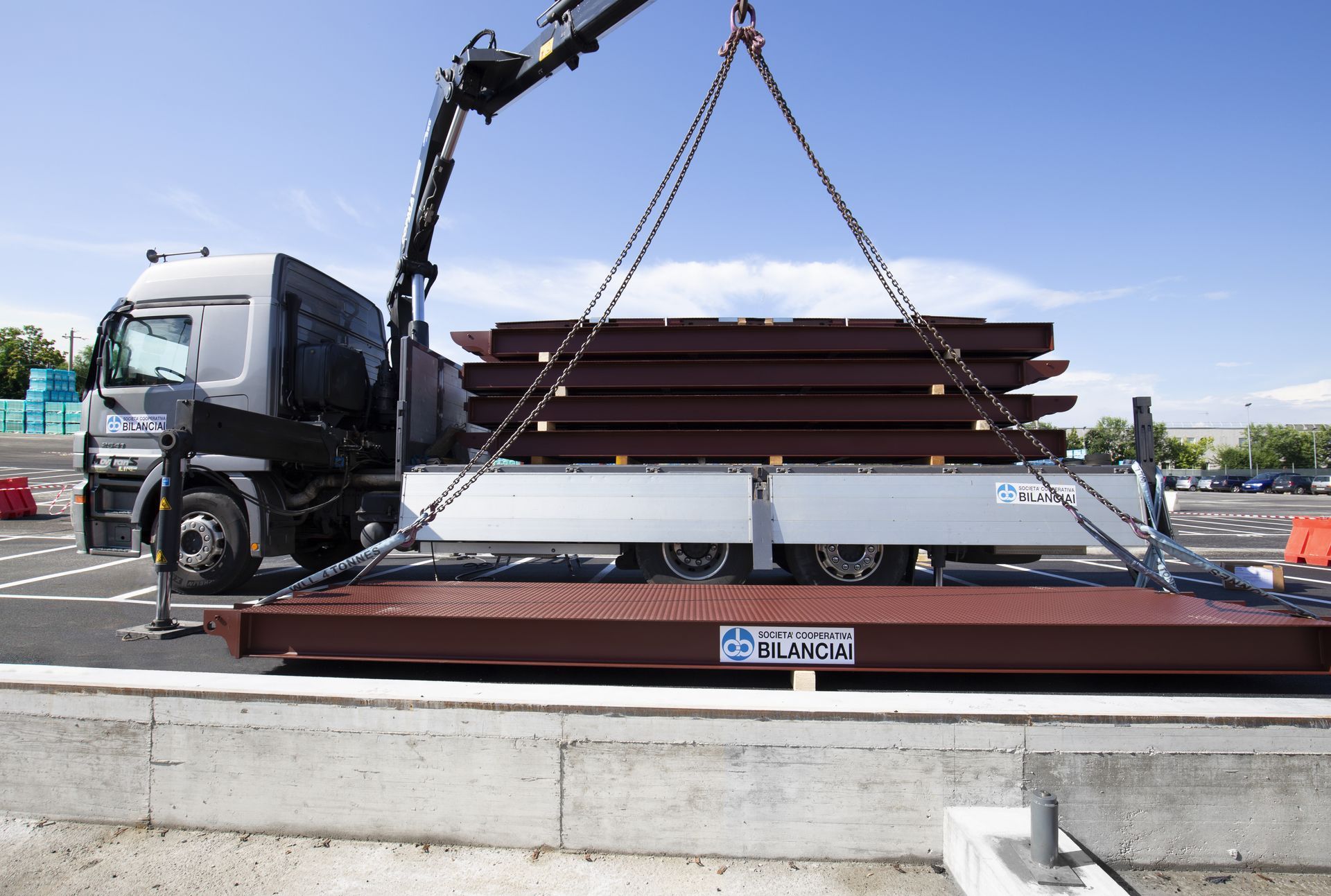 Camion et plateforme métallique