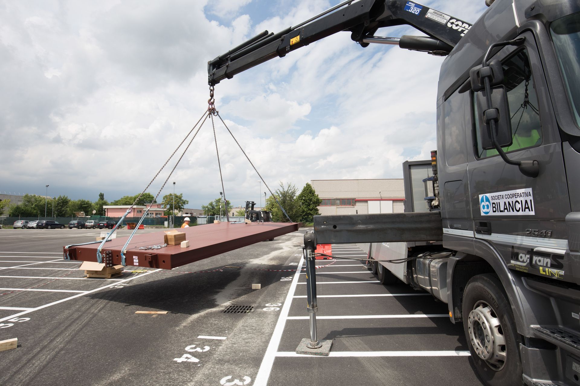 Camion soulève une plateforme