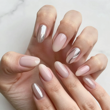 Manos con manicura rosa pálido y plateada en forma de almendra sobre un fondo blanco.
