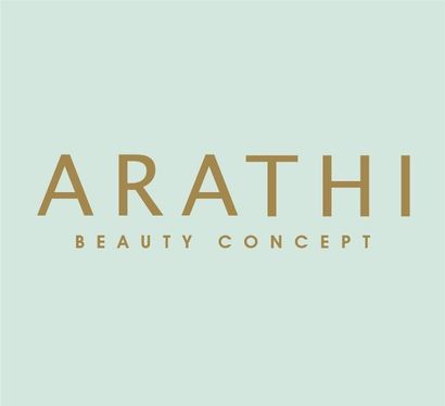 Logotipo de ARATHI Beauty Concept en color dorado sobre un fondo verde menta pálido.