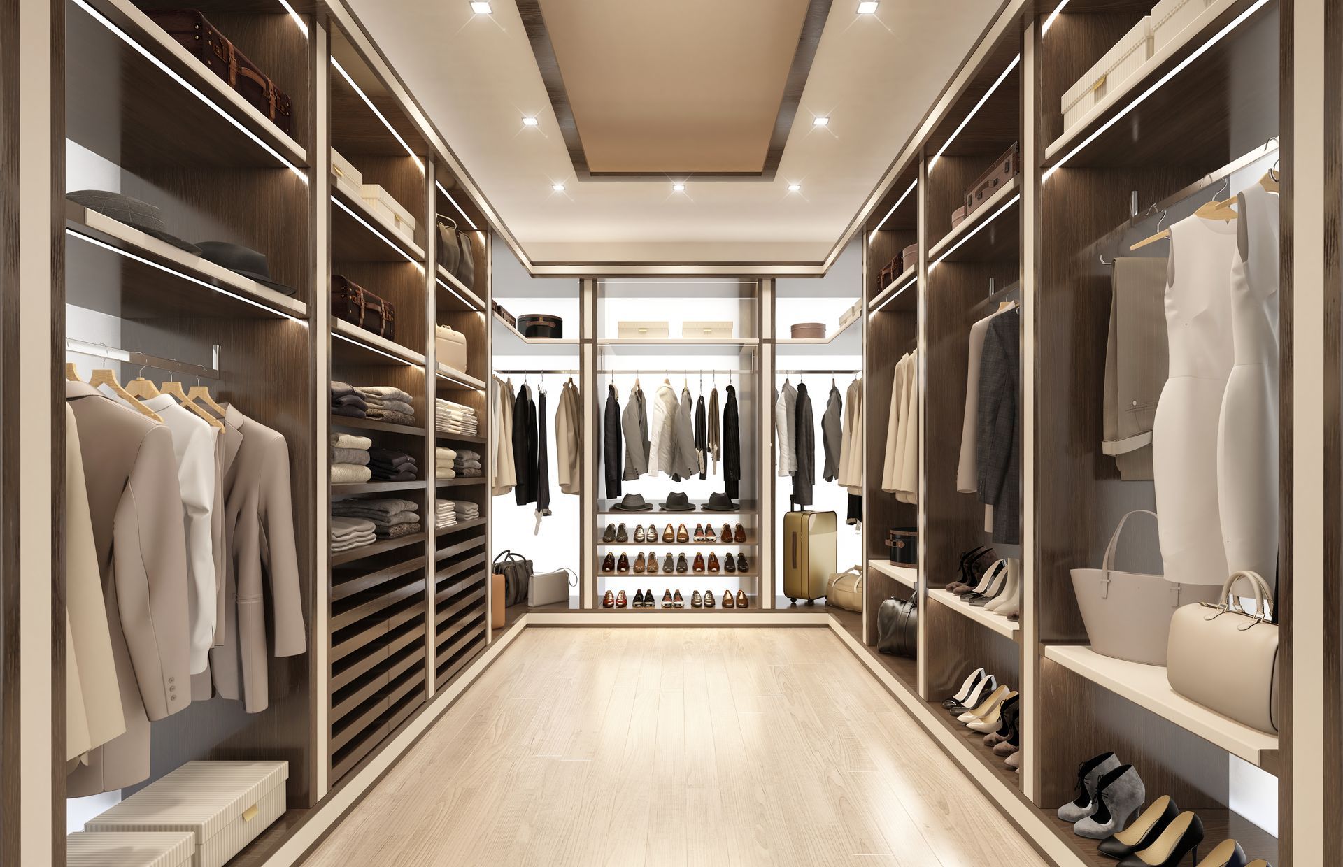 Un dressing spacieux et moderne avec un éclairage d'ambiance chaleureux, des étagères en bois, des vêtements suspendus et des chaussures bien rangées.