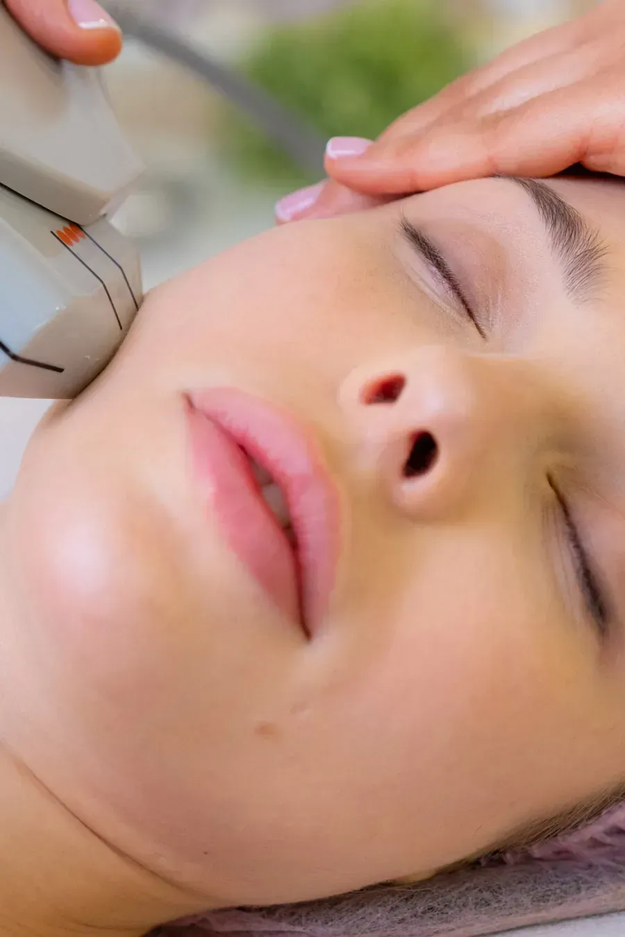 Una mujer está recibiendo un tratamiento facial en un spa.