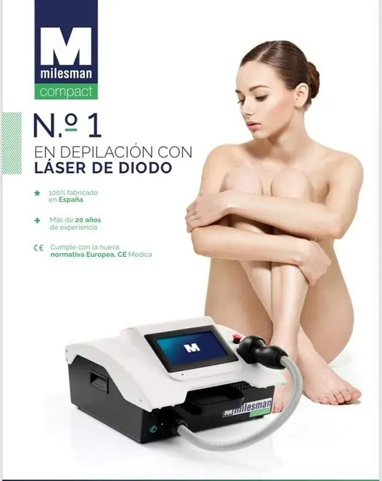 Mujer sentada en posición fetal
