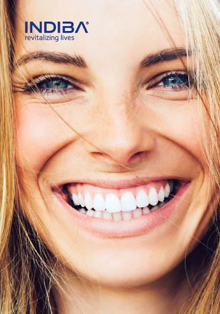 Un primer plano del rostro de una mujer sonriendo con la palabra