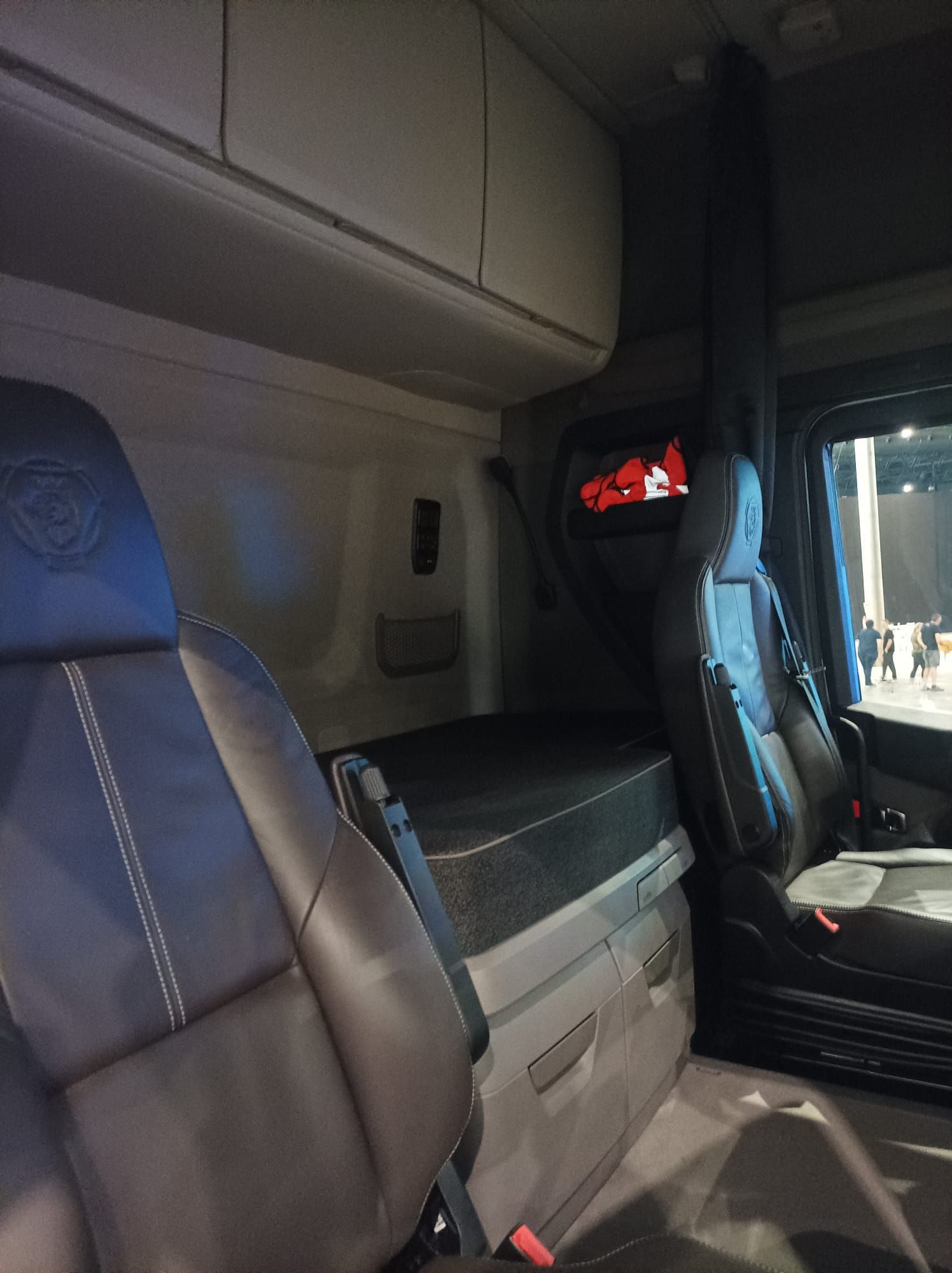 El interior de un camión con un televisor en el asiento trasero.