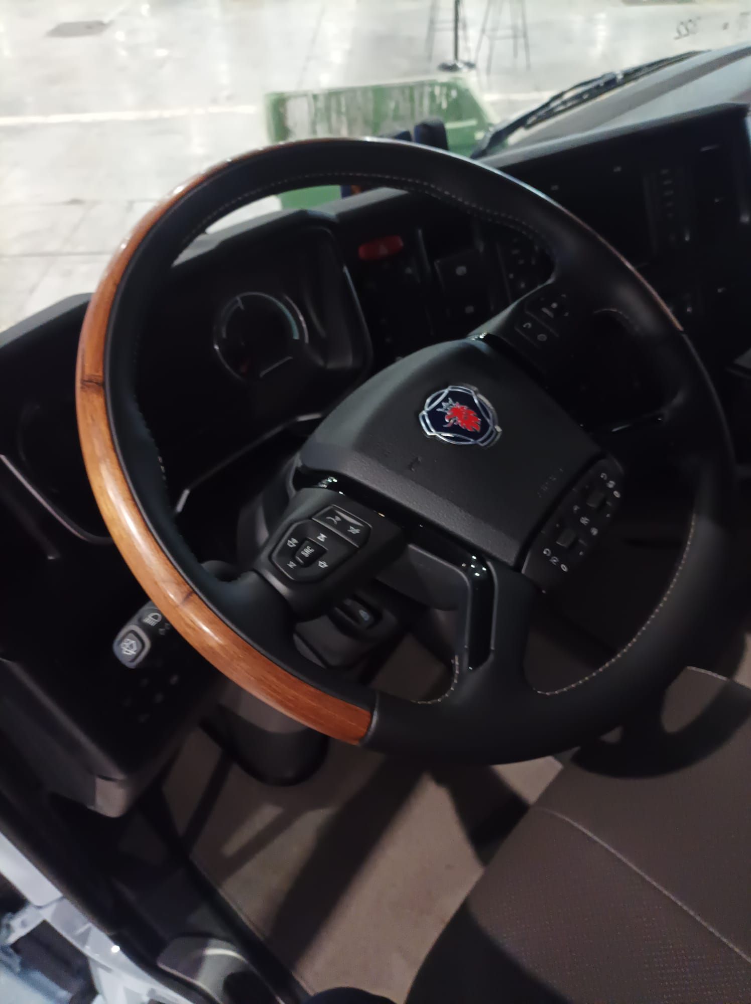Un volante Scania con borde de madera