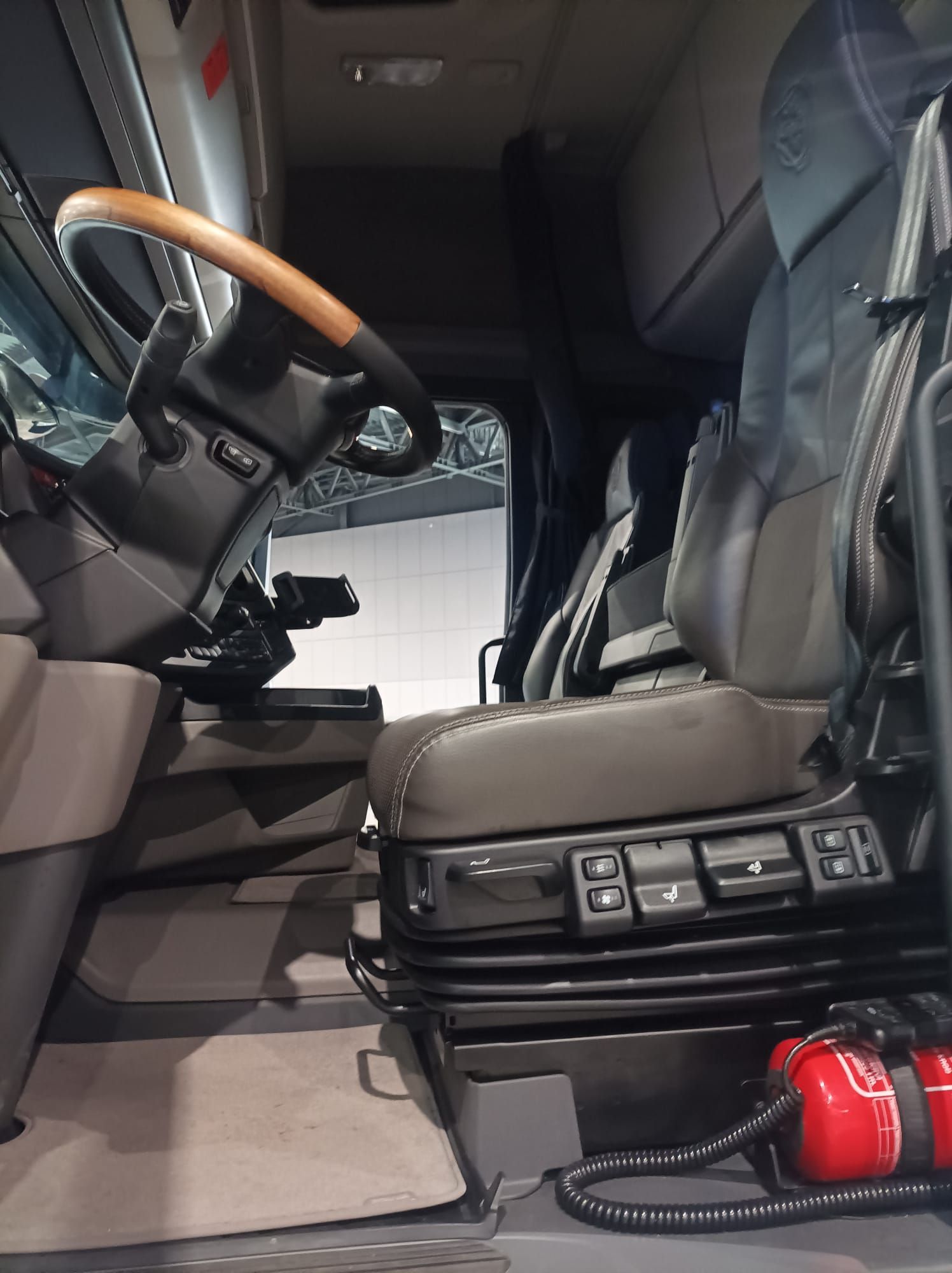 El interior de un camión con un extintor en el suelo.