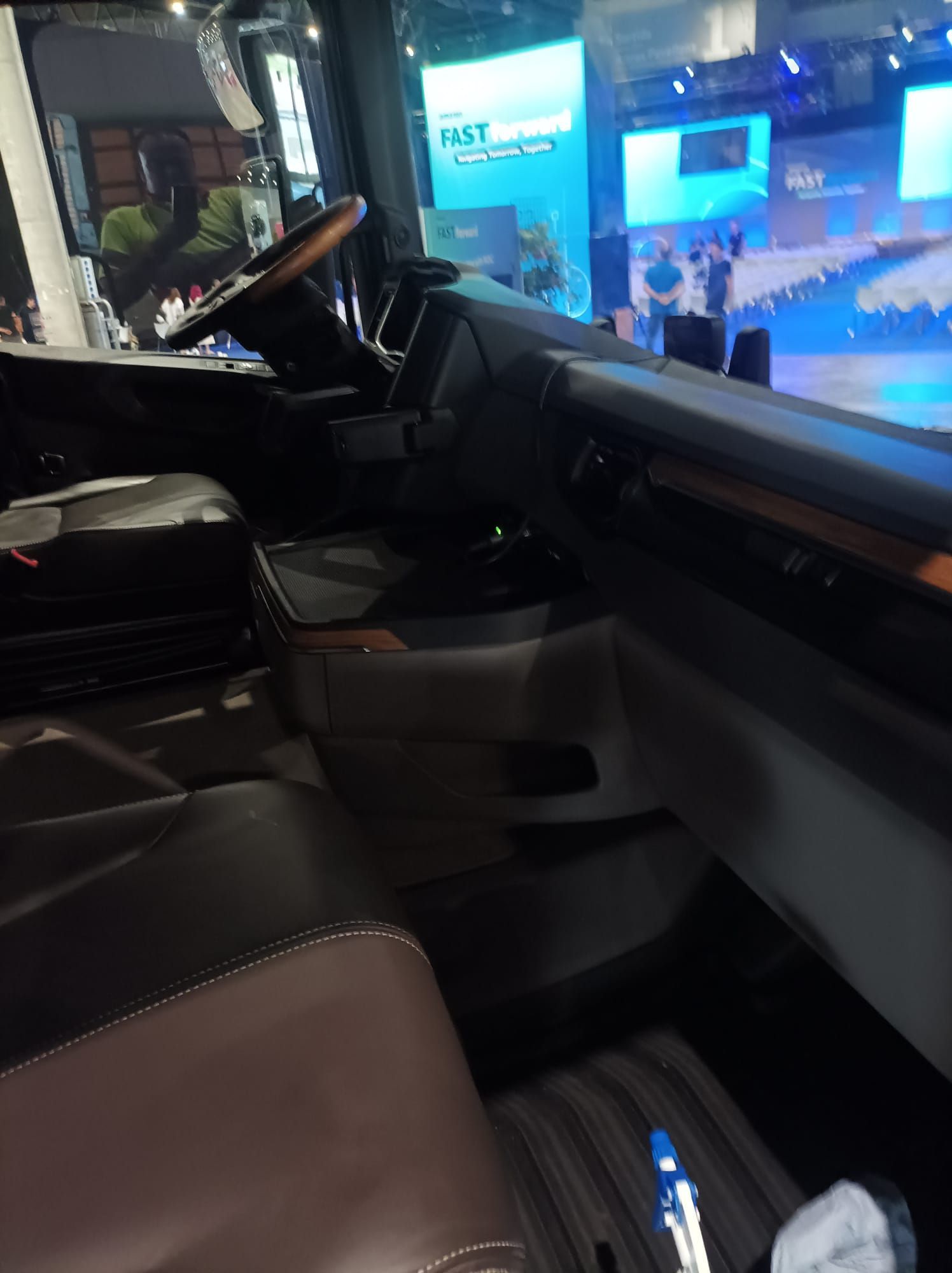 El interior de un camión con un cartel que dice rápido